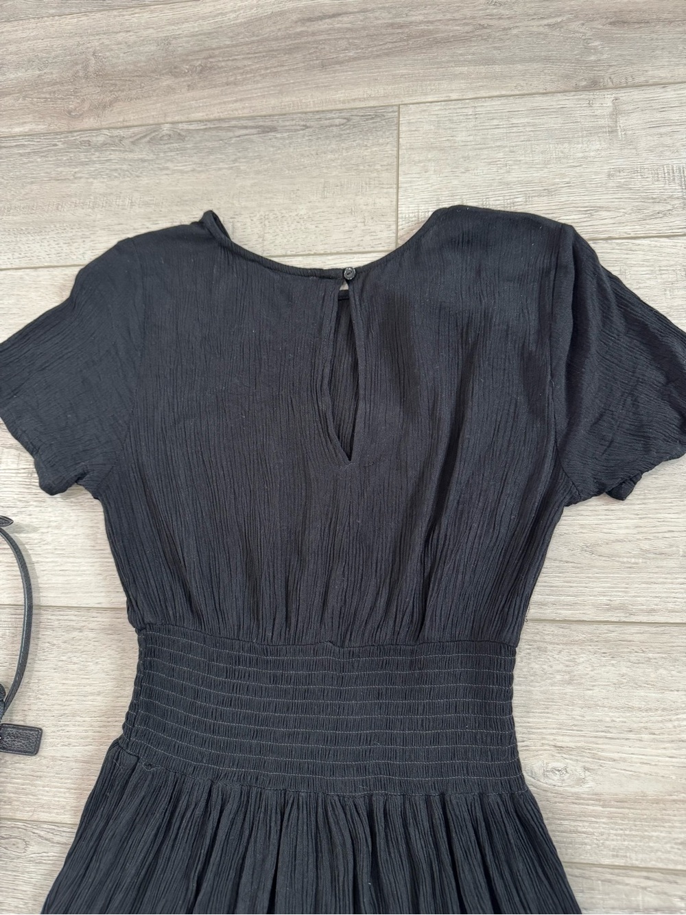 Classic Black Short-Sleeve Dress - Elegant Everyday Style - Picture 4 of 9